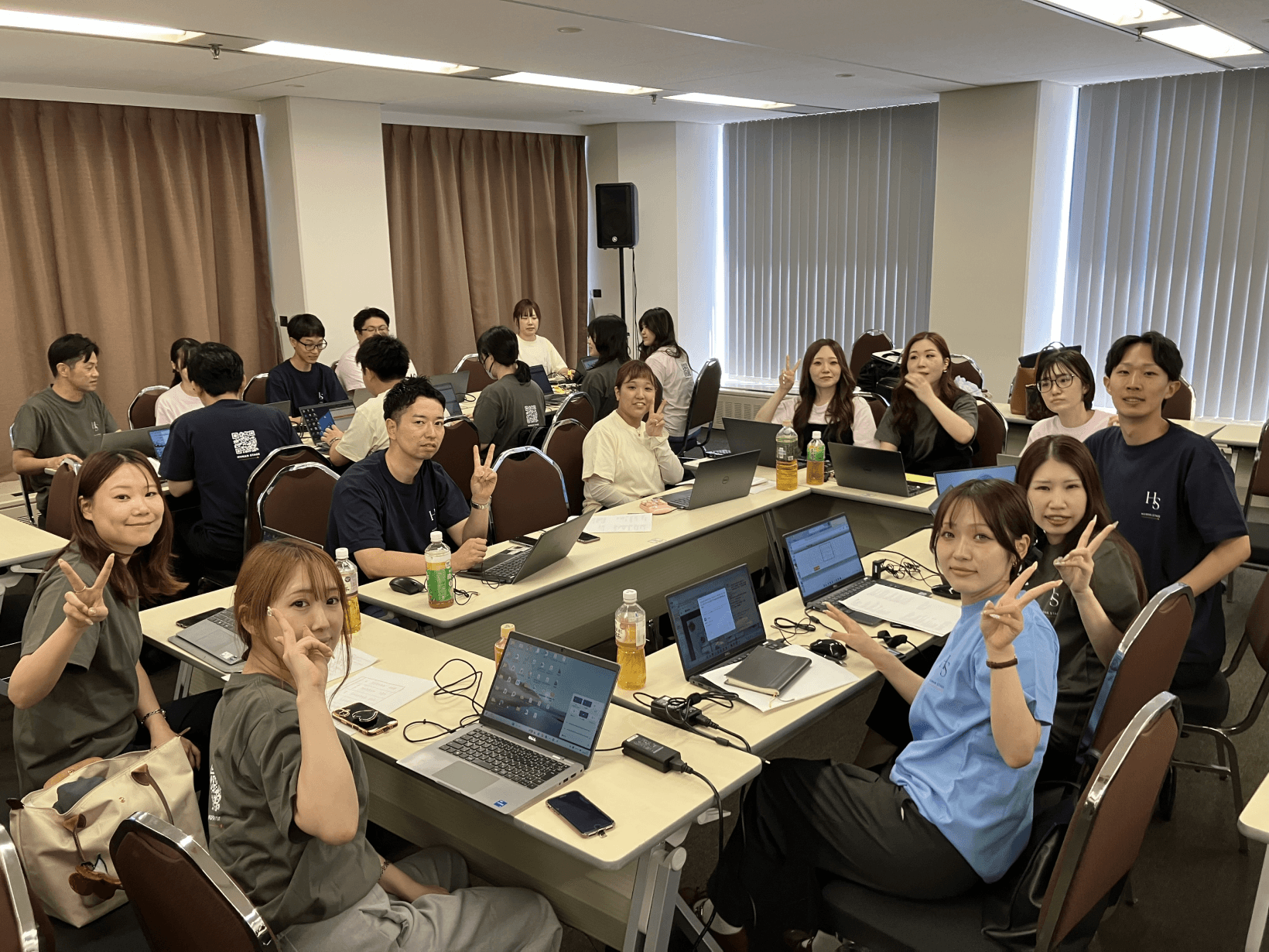 全社研修の全体集合写真